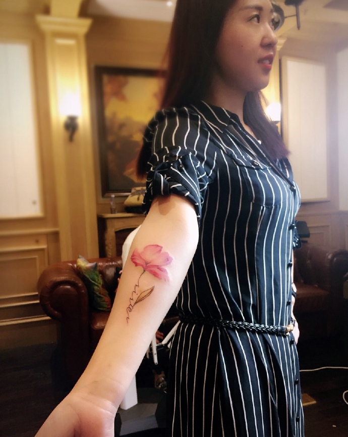 点击大图看下一张：适合女孩的手臂花朵纹身刺青