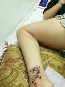 裸脚出一款迷你图案纹身刺青