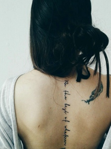 个性女孩脊椎部的英文纹身刺青