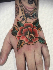 手背彩色花朵纹身图案相当的抢眼