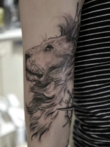 手臂一只看似很迷茫的狮子头纹身图案