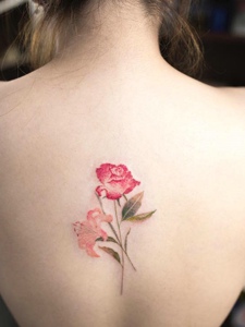 女生背部花朵纹身刺青很迷人