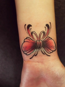 手臂惊艳的蝴蝶结纹身图案