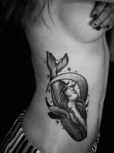 侧腰部一条欧美美人鱼纹身图案