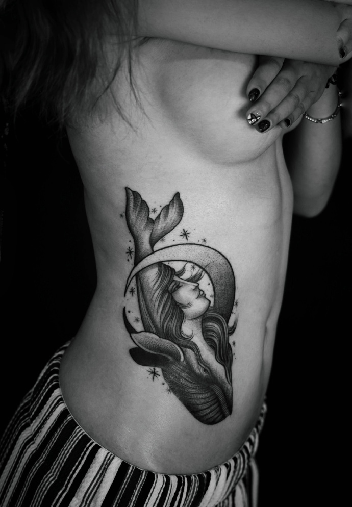 点击大图看下一张：侧腰部一条欧美美人鱼纹身图案