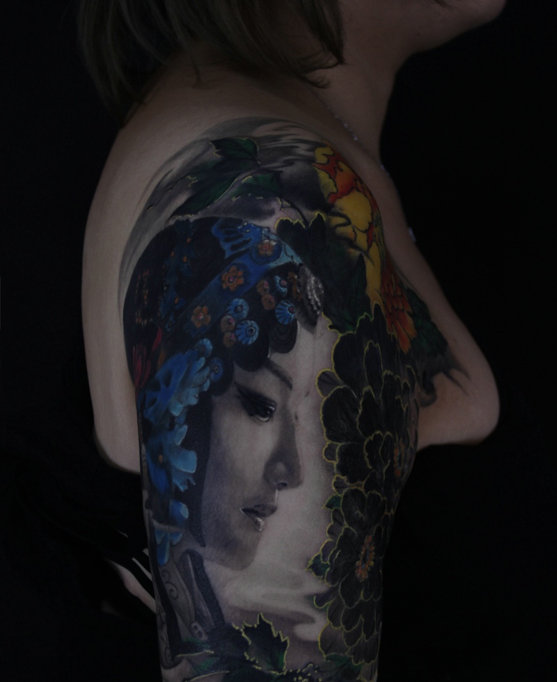 点击大图看下一张：传统精致的大臂彩色花旦纹身刺青