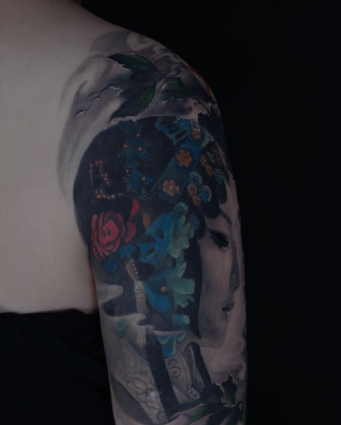 点击大图看下一张：传统精致的大臂彩色花旦纹身刺青