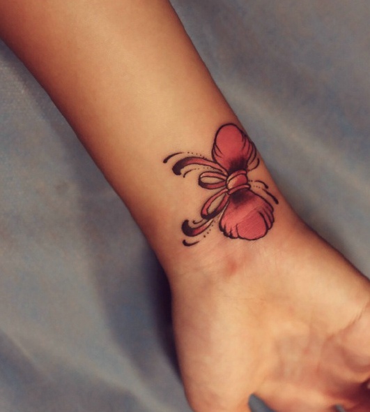 点击大图看下一张：手臂惊艳的蝴蝶结纹身图案