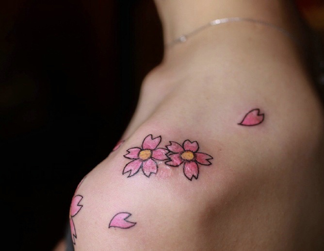 点击大图看下一张：香肩里的小清新花瓣纹身刺青