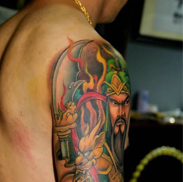 点击大图看下一张：超级霸气的花臂关公纹身图案