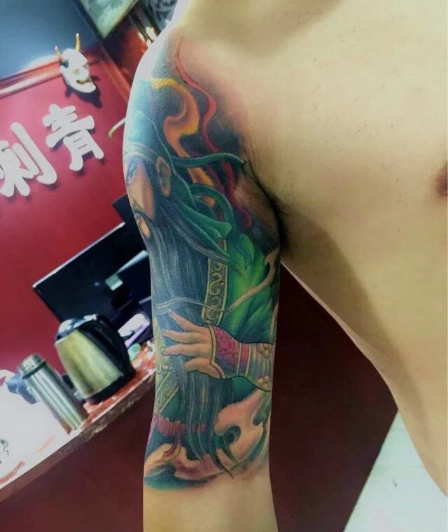 点击大图看下一张：超级霸气的花臂关公纹身图案