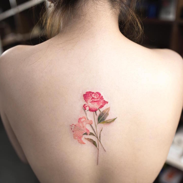 点击大图看下一张：女生背部花朵纹身刺青很迷人
