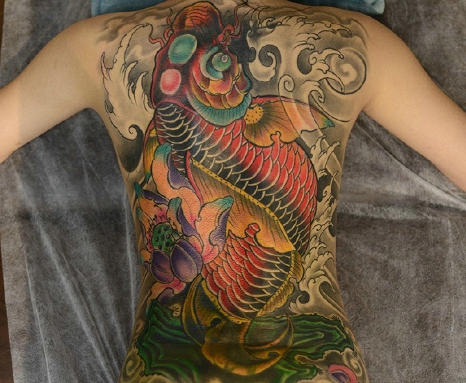 点击大图看下一张：满背彩色大鲤鱼纹身图案狂野十足