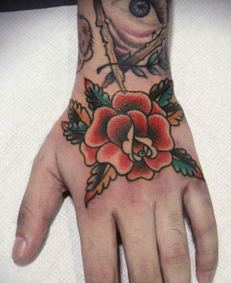 点击大图看下一张：手背彩色花朵纹身图案相当的抢眼