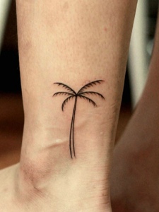 裸脚简单的一小颗椰子树纹身图案