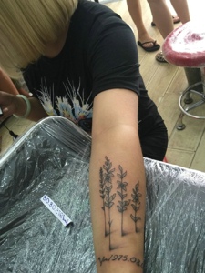 小树树与英文单词的手臂纹身图案