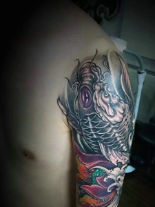 莲花与鲤鱼一起的手臂纹身刺青