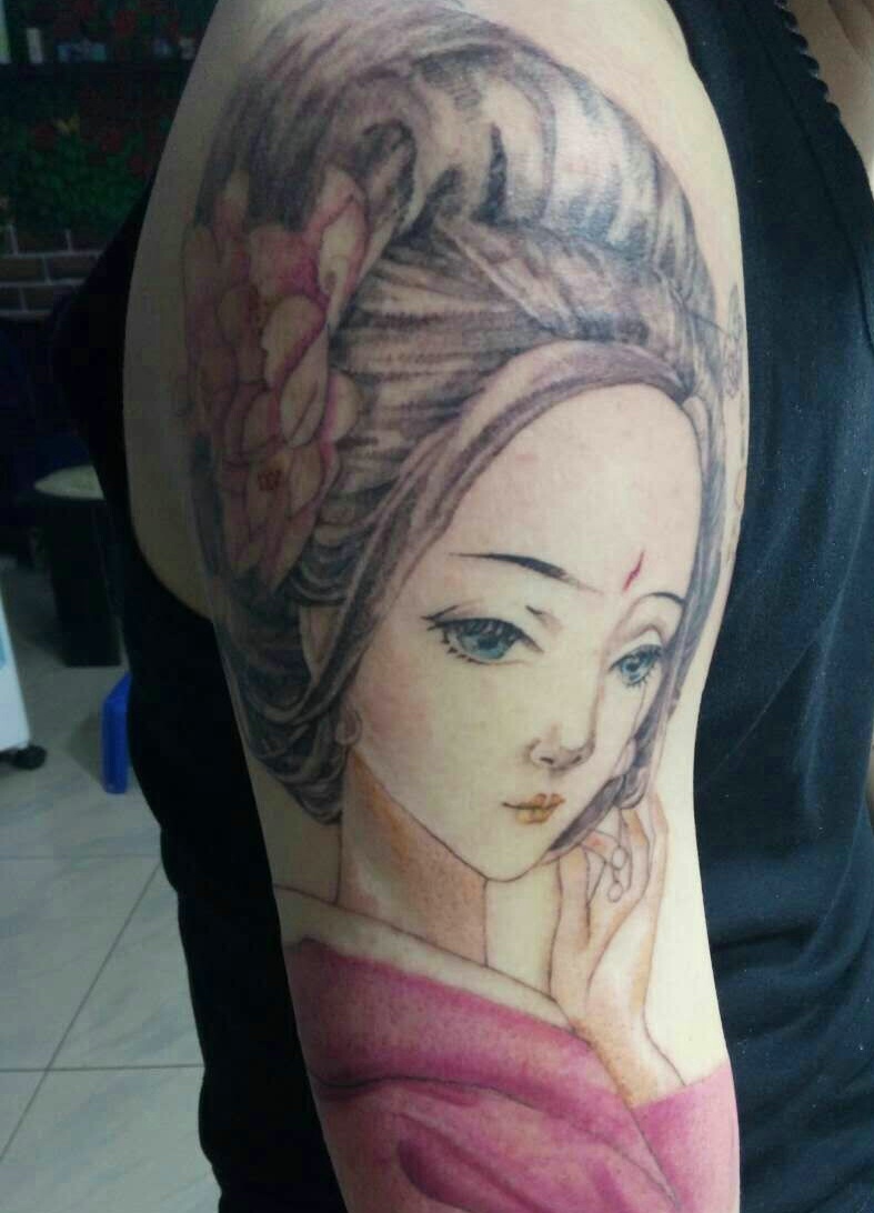 点击大图看下一张：大臂一枚古代美女花妓纹身图案