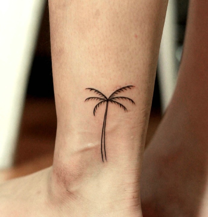 点击大图看下一张：裸脚简单的一小颗椰子树纹身图案