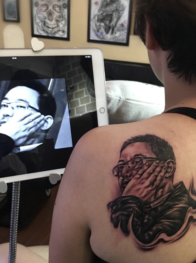 点击大图看下一张：刺的超像的后背男士肖像纹身图案