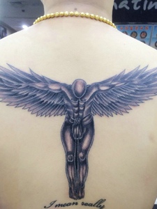 土豪男士后背个性的天使纹身图案