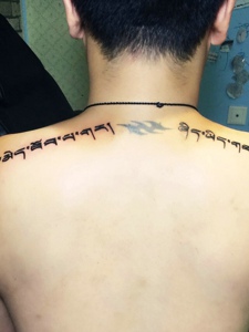 处在肩膀两边的个性梵文纹身图案