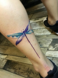 小腿处的一只彩色蜻蜓纹身图案