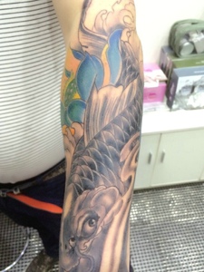 花臂鲤鱼与莲花一起的纹身图案