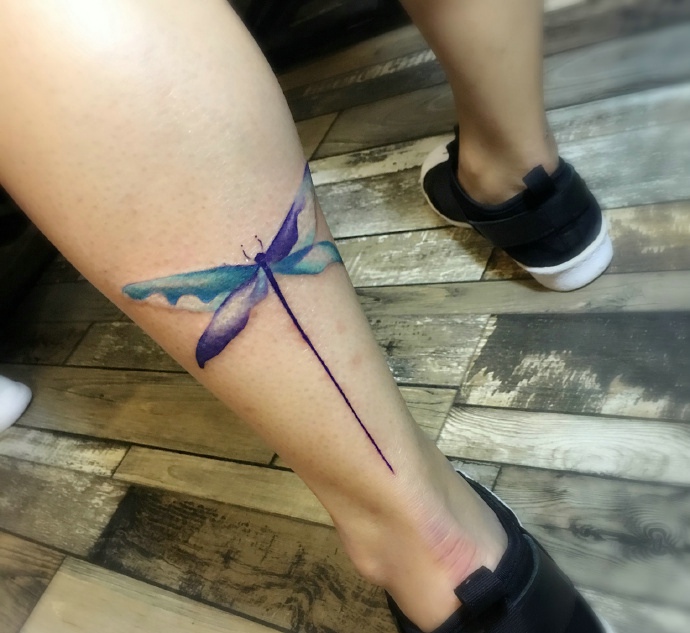 点击大图看下一张：小腿处的一只彩色蜻蜓纹身图案