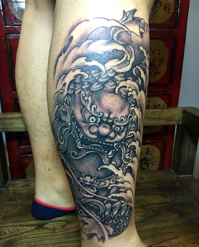 点击大图看下一张：包小腿经典唐狮纹身图案很狂野