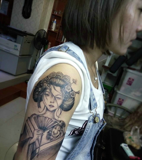 点击大图看下一张：女子手臂一枚花妓纹身图案