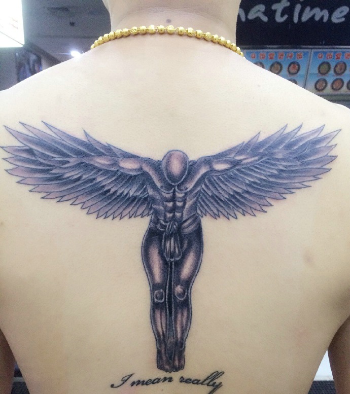点击大图看下一张：土豪男士后背个性的天使纹身图案