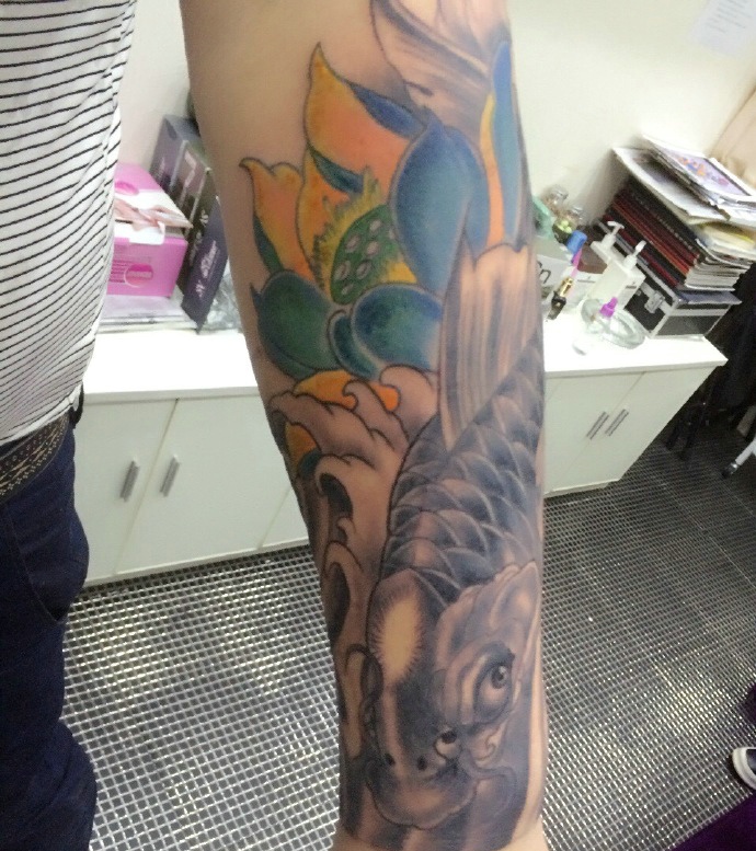 点击大图看下一张：花臂鲤鱼与莲花一起的纹身图案