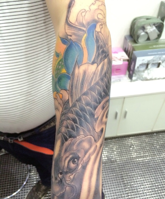 点击大图看下一张：花臂鲤鱼与莲花一起的纹身图案