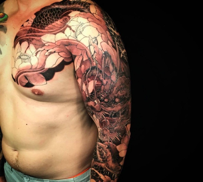 点击大图看下一张：邪龙与鲤鱼的两款半甲纹身图案