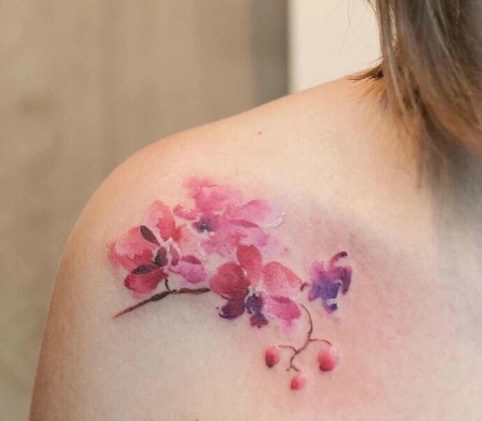点击大图看下一张：香肩下的小清新花朵纹身图案