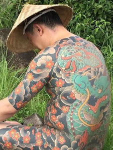 农民伯伯满背时尚传统邪龙纹身刺青