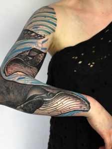 花臂海豚纹身刺青活泼有个性