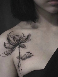 女生锁骨边的水墨花朵纹身图案