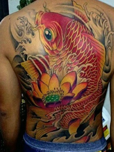 莲花与红鲤鱼结合的满背纹身图案