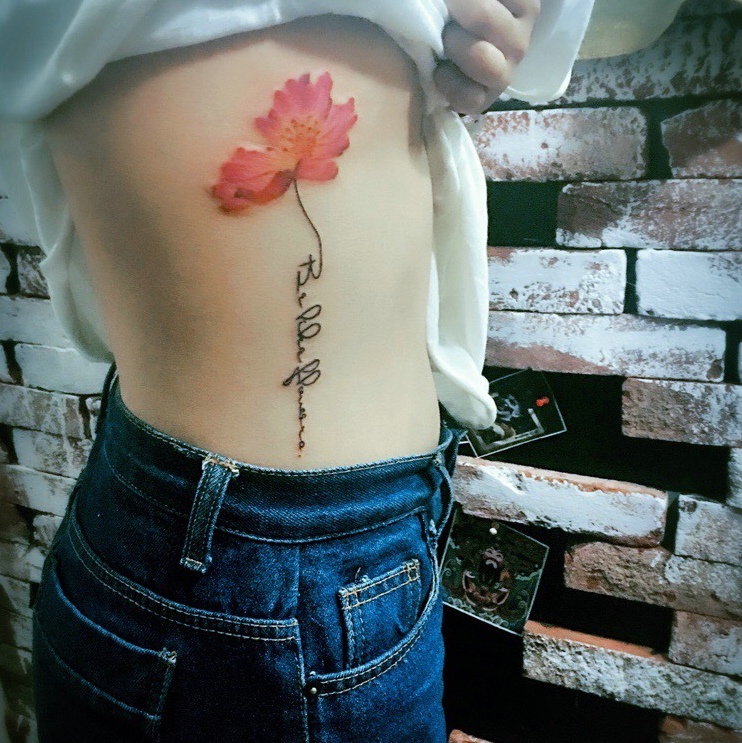 点击大图看下一张：侧腰部时尚花朵纹身刺青很优美