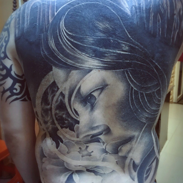 点击大图看下一张：满背一枚欧美女性肖像纹身图案