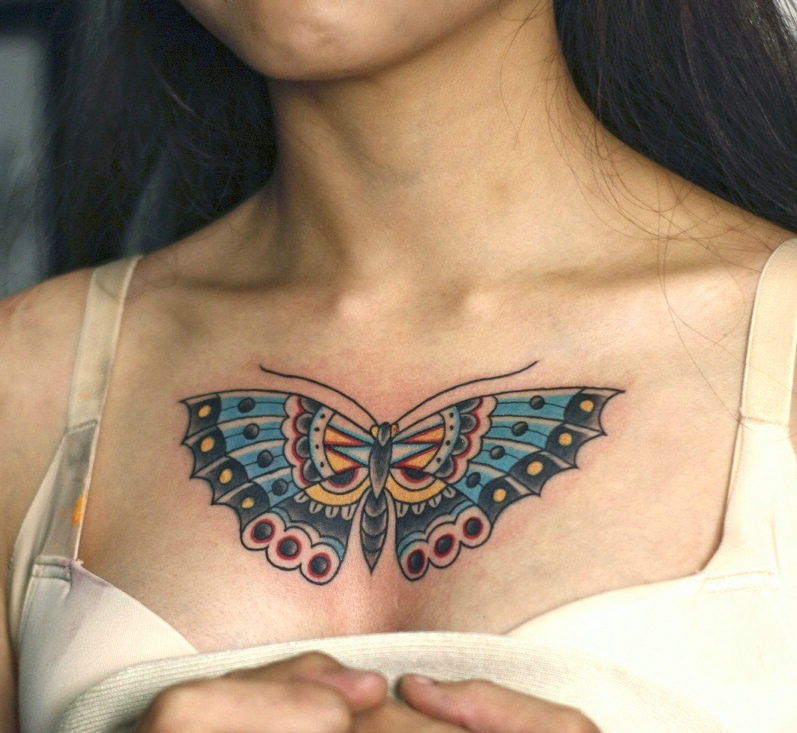 点击大图看下一张：女生胸前彩色蝴蝶纹身图案很漂亮