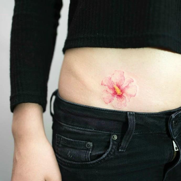点击大图看下一张：一组适合小女生的小清新花朵纹身刺青