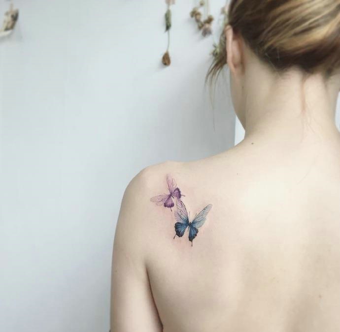 点击大图看下一张：一组适合小女生的小清新花朵纹身刺青