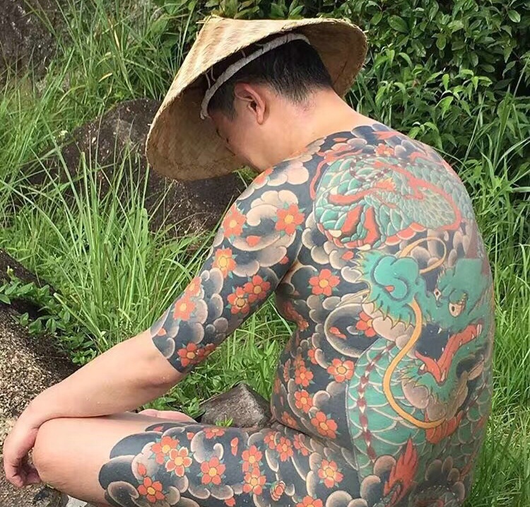 点击大图看下一张：农民伯伯满背时尚传统邪龙纹身刺青