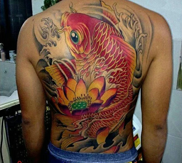 点击大图看下一张：莲花与红鲤鱼结合的满背纹身图案