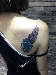 适合女生的玫瑰与羽毛结合纹身刺青