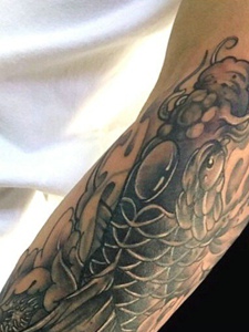 手臂黑灰鲤鱼纹身刺青很有活力