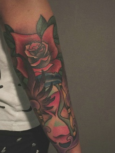 花臂风趣艳丽的玫瑰花纹身图案